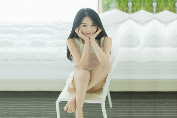 良家小情侣小伙床头拍摄女朋友身材不错干完不满足用假阳具