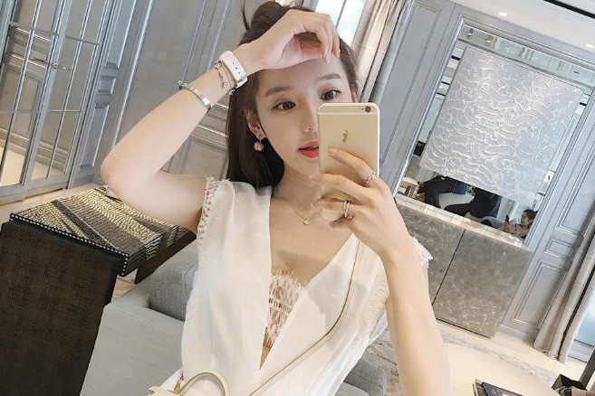 胖小哥的网红脸萌妹子宾馆开房啪啪洗完澡调情口交后入大力猛操晃动大奶非常诱人