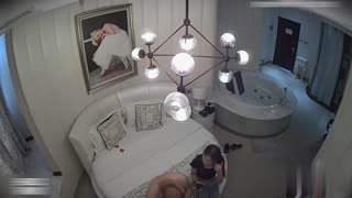 酒店偷拍光头哥操小妞 占有欲很强边干还说你是我的