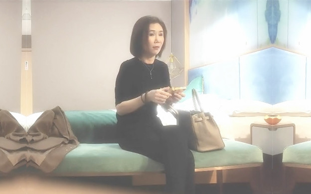 短发人妻骚熟女苗条身材大长腿胖子就好这口扛起双腿沙发操的吱吱响骚女搞舒服了