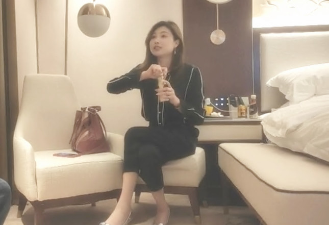 173CM大长腿御姐跪着吸吮舔屌多毛骚穴埋头舔骑乘爆插姿势轮换持续输出