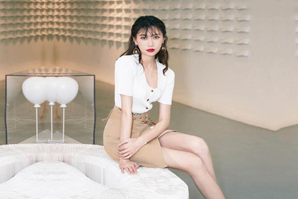 夏日野外适合野战工地上杂草丛生苗条00后黑夜中被无套内射精彩刺激