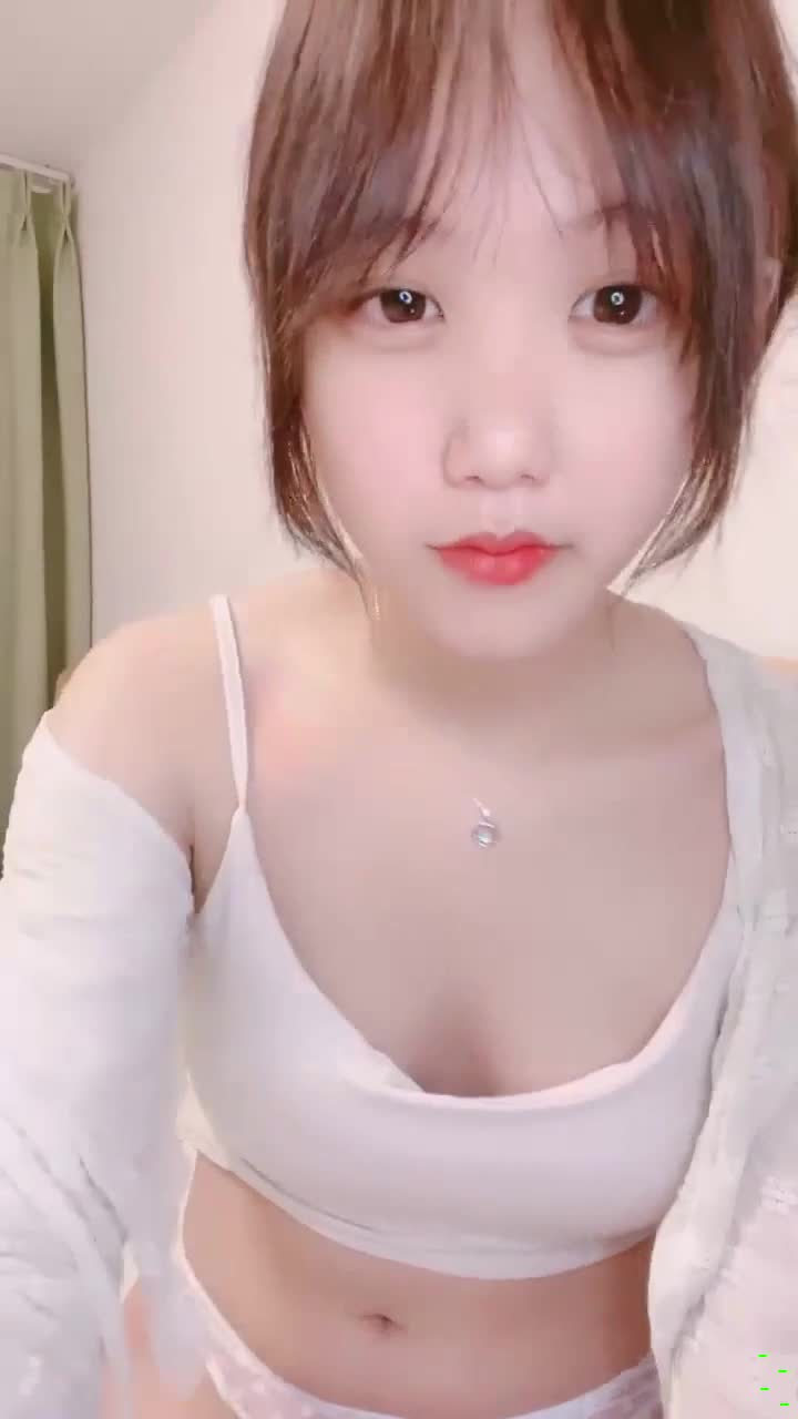 明星颜值极品美少女！难得收费房自慰！吊带小背心，情趣开裆内裤，脱光光自摸揉穴，震动棒抽插呻吟