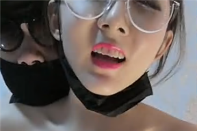 眼镜美女主播情趣睡衣跟男友开播开干