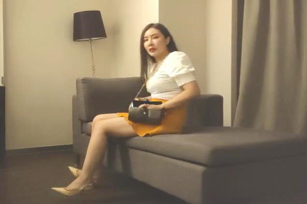 中秋约操外围网红御姐传说黑丝操怼着大肥臀后入69姿势插嘴