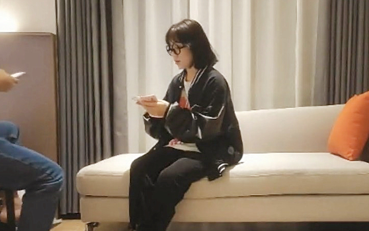 看着乖乖脱衣满身纹身到钟了还没搞射出来