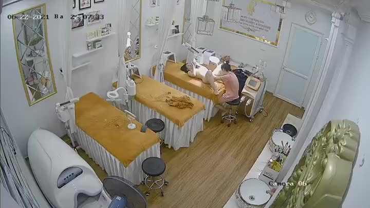 稀有黑客破解美容院 摄像头偷看女顾客脱光衣服保养乳房和刮阴毛美容师没人的时候偷偷给自己的逼去毛~5 6055289006957004618