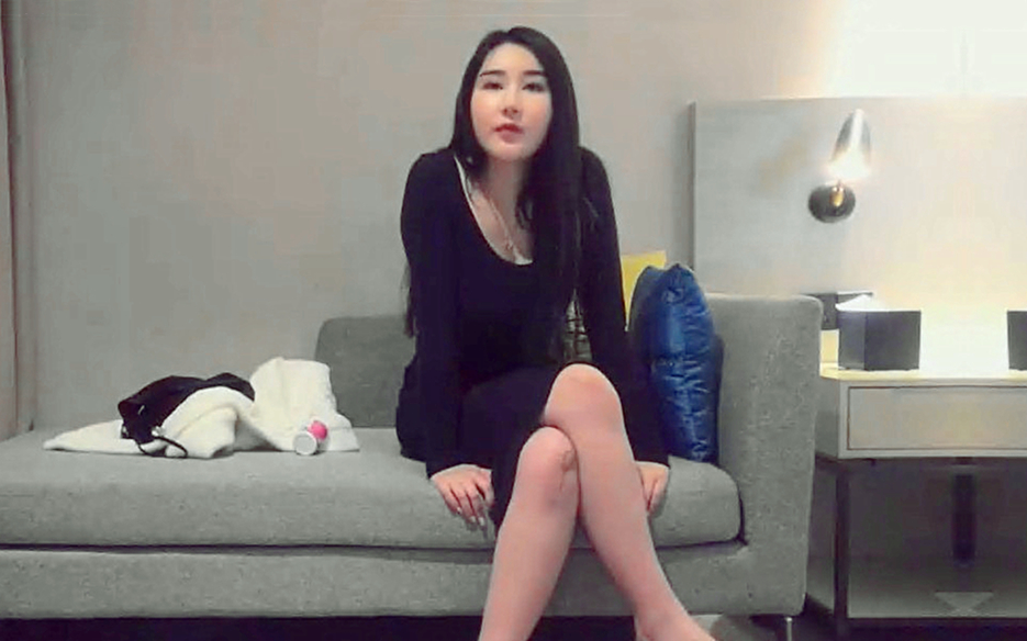 没穿内衣掏出大奶子