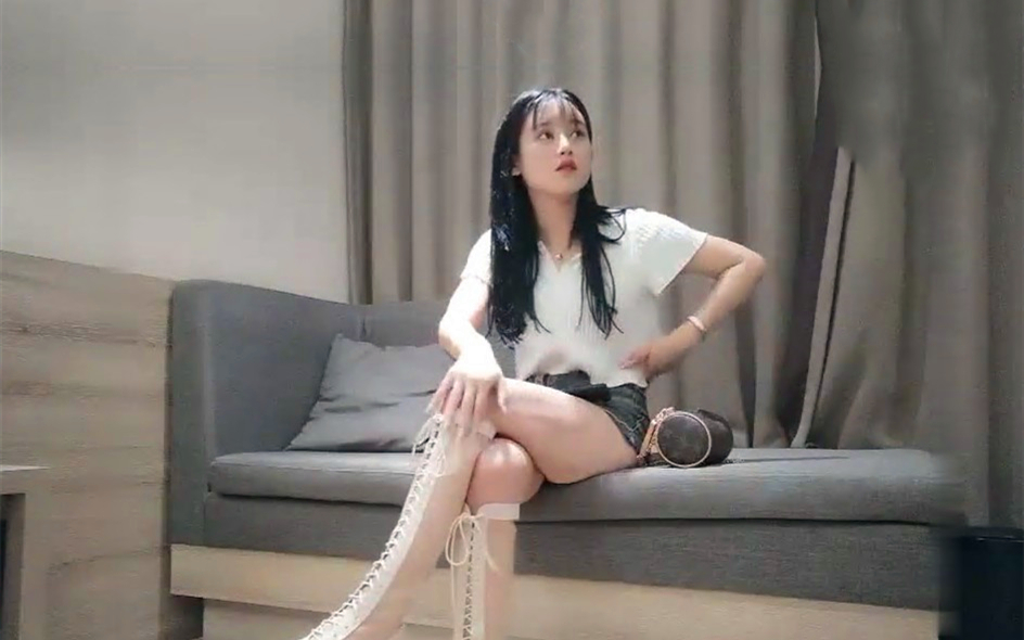 极品清纯的萌妹子小哥告知喜欢亲嘴，妹子还楞了一会儿妹子要关灯做小哥情商高直呼妹子颜值高想看她脸