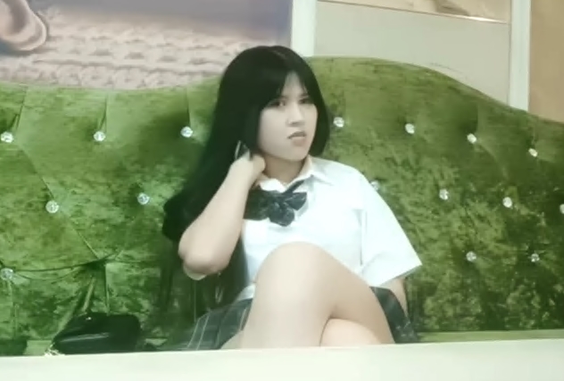 今夜学生妹主题清纯JK小萝莉沙发后入抱起大腿狂啃老哥真饥渴