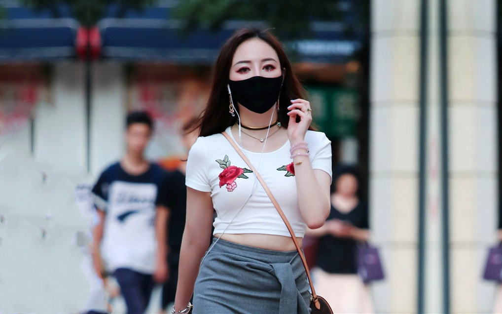 某平台漂亮女主播女上骑乘展示完美身材带个口罩就认不出来了