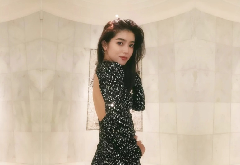 大奶肉感兼职外围妹黑色丝袜高跟鞋翘起屁股撕开裆部深喉吸屌自摸奶子顶级美臀后入猛顶最后射在嘴里