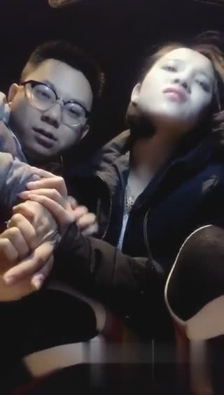 情侣打炮万人看：“那边有人，我们换一边。”