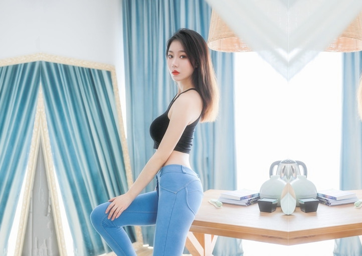 泡良大佬良家少妇来跨年还在大姨妈期间也要干酒店房间脏了一大片把她给羞得不行