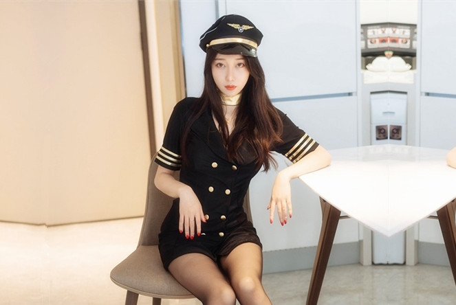 新视角沙发上操美女换上睡衣黑丝大屁股骑乘站立后入