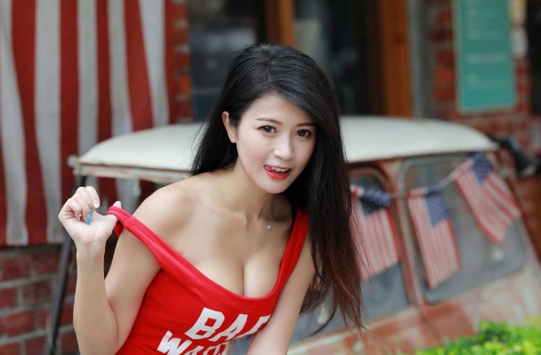 逗逼剧情网红女主播与大学男同学聚会被认出是色情主播还是她的铁粉狂刷礼物为感谢车中搞完开房搞潮喷内射对白刺激