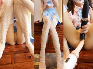 可爱双马尾白虎大学妹子自慰淫水狂流