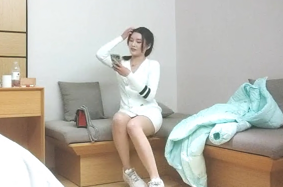 顶级外围女神坐在身上揉胸摸腿怼着骚穴爆插搞得太猛妹子有点受不了