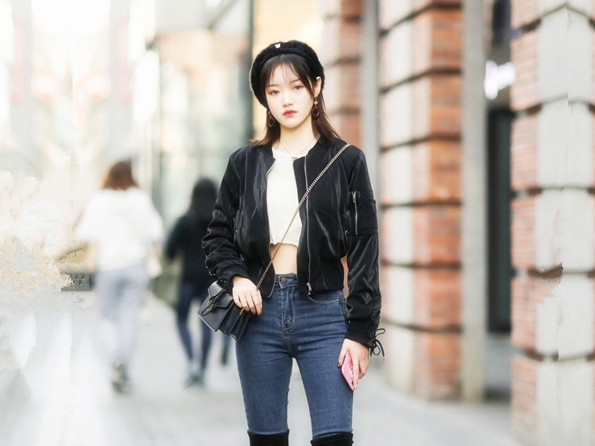 牛仔裤富家女扒下裤子揉捏奶子掰穴舔逼扶着沙发后入骑乘抽插上下猛坐