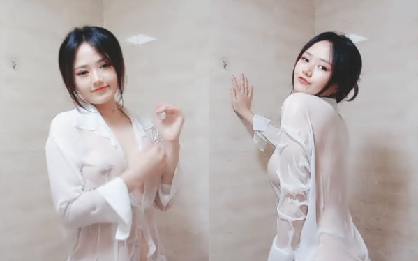 掰穴美乳M腿揉搓阴蒂