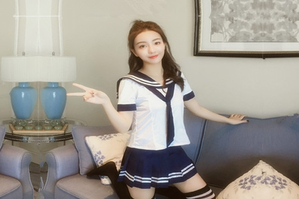 酒店开房操逼抓着头发食大屌骚女舔的很认真扛起双腿爆操搞得很爽的样子手指放在嘴里