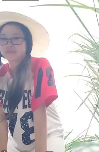 -guochan-眼镜美眉带着亲姐姐勾搭看果园的卷毛哥哥户外野战小伙的家伙够粗大干起象岛国的男优