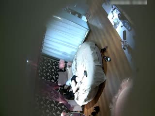 特色宾馆偷拍年轻大学情侣太饥渴了操完一次美女还想要男的用手插她逼,说：轻点,快点啊,舒服,不要受不了了