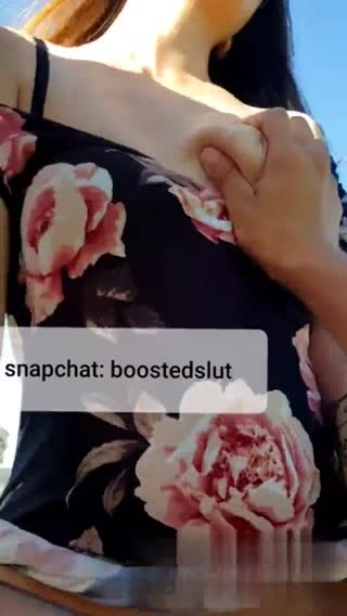 大白天与老婆在草地晒太阳，谁知她欲火焚身直接骑上来~