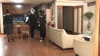 想碰成長外甥大肉棒坐在膝上偷偷幫打手槍的叔母 NHDTB-362