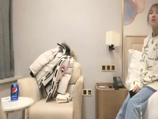 脾气特别好的清纯甜美女生，被小哥后入搞了好长时间也没射，无奈地笑