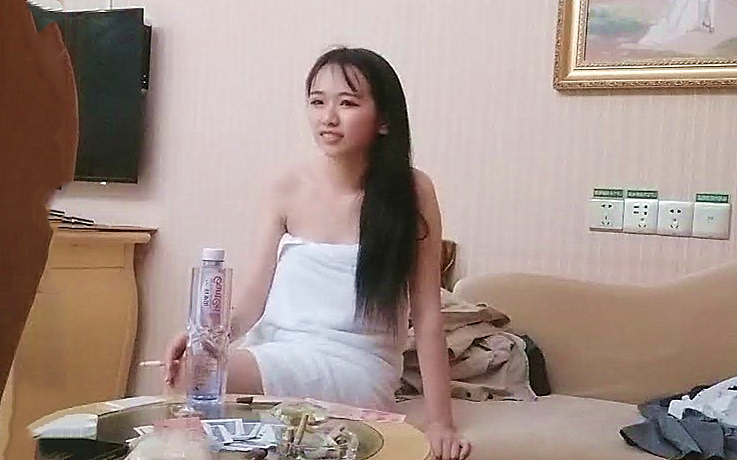 暴力摧残小花朵表情痛苦他越兴奋