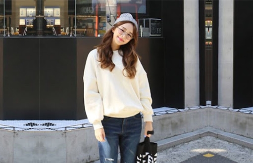 娇小玲珑小姐姐脱了衣服胸前有料抱起来插得花枝乱颤一番激战累得够呛要刷会儿抖音