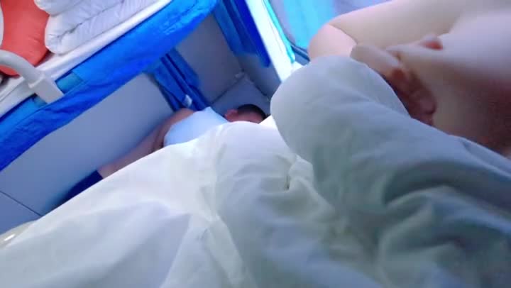 软软趴在床单上 - 火车露点自慰 3V~火车露出 3