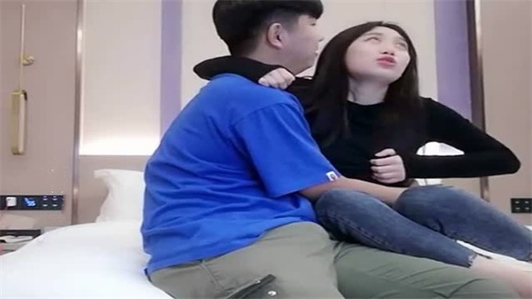 小宝寻花第1弹：网约极品尤物女神深喉口爆，吞精吃大屌实录