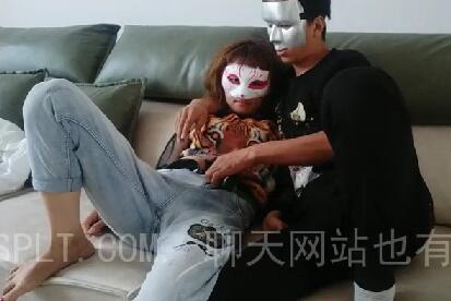 牛仔裤女孩又认钱又想被大鸡吧操转完钱脱裤子沙发上就让操