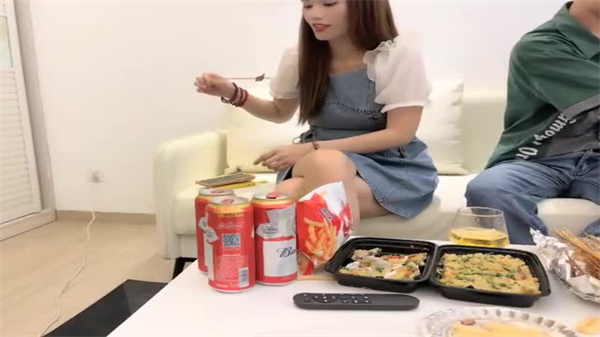 网聊极品巨乳人妻！奔现后直接被爆操内射淫水狂喷