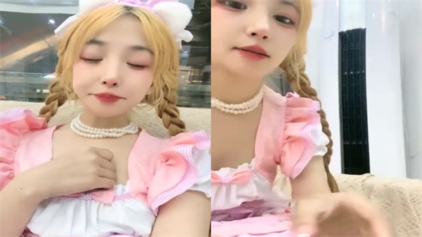 金发辫子女仆女神：极致诱惑体验