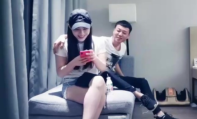 全国探花黄先生代班鸭舌帽妹子近距离蹲着口交69互舔扣逼抽插猛操呻吟娇喘