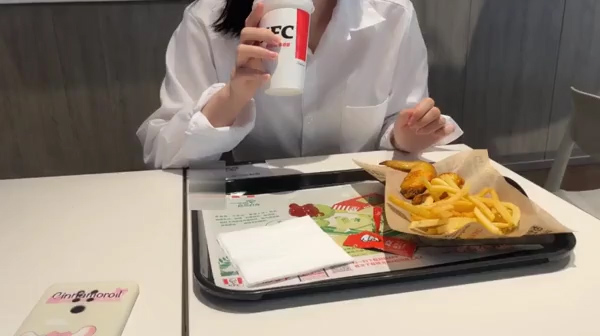 kfc搭讪跟老公打电话一直骗真正绿帽