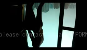 露脸人妻开着窗帘互动