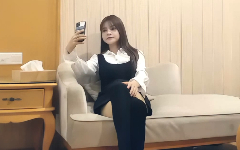 性感短裙妹子啪啪特写摸逼抬腿侧入抽插猛操