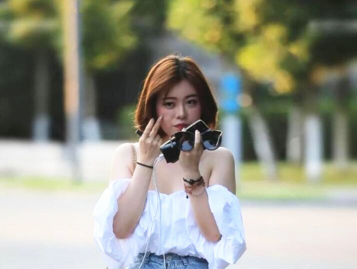 你鸡鸡好夸张这么大气质美少妇被大屌哥干的受不了一直喊痛只能给他口爆没想到又被拉倒床上狠狠操了一次