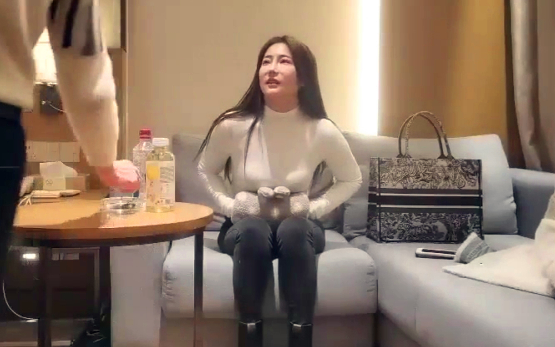 牛仔外套高颜值甜美妹子穿上睡衣口舔弄翘起大屁股后入猛操