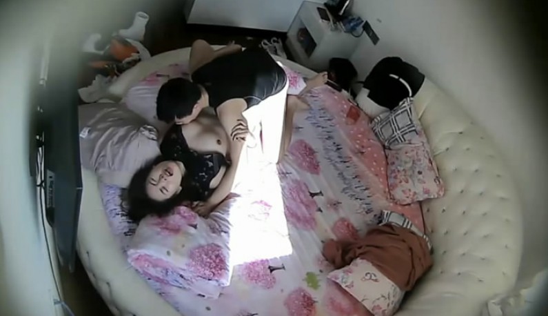 还记得之前联谊认识的校花吗？饥渴男才不管她有没有先洗澡澡呢~(还是其实是个笑话?)