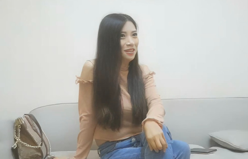 嫖嫖约了个牛仔裤妹子，近距离特写掰穴椅子上跪着猛操