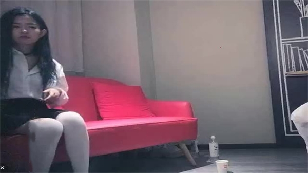 偷拍大屌猛男高价爆操白丝巨乳JK，苗条骚货浪叫内射潮喷！