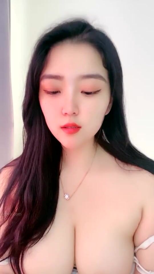 极品巨乳尤物！雪白美乳晃到你顶不住 满屏肉浪正点爆射 每帧都想舔屏！