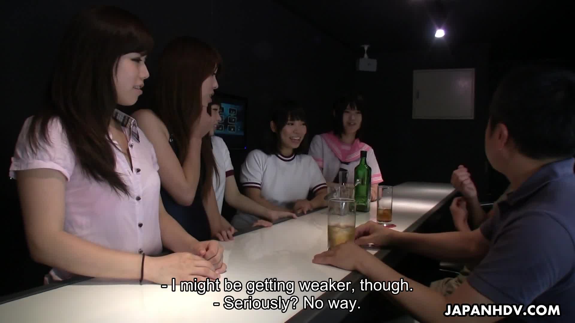 导演冠希给王者小哥安排的渣女学妹身材超好奶子很挺性感纹身没有几根毛的小骚逼被小哥干出好多白浆 new