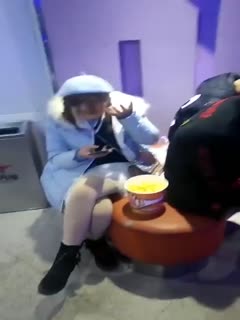 人家情侣逛街也跑去射妹子一炮