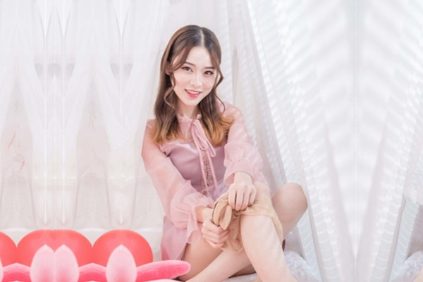 兼职妹做到一半做不了退钱走人再叫来一个69姿势舔屌肉丝大屁股撕裆细腰后入爆操